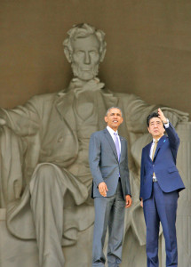 日本首相安倍晉三（右）與美國總統歐巴馬日前參觀華府地標林肯紀念堂（Lincoln Memorial）時，站在前美國總統林肯巨型雕像前聊天。p1054-a4-03