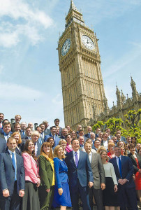 英國首相卡麥隆（中）與執政保守黨新當選的國會議員，日前在首都倫敦市中心西敏宮國會大廈前合影，背景可見西敏宮著名的大笨鐘。卡麥隆當天宣布了新內閣名單，女性閣員占至少1/3。p1056-a4-10