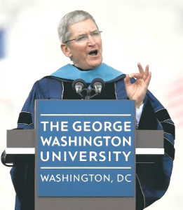 蘋果公司執行長庫克在喬治華盛頓大學畢業典禮演講。p1057-a4-03