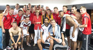 德國總理梅克爾女士(中)跟世足賽冠軍德國隊合照p1058-a4-01