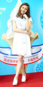 台灣全家便利商店推出霜淇淋廣告，伊林娛樂旗下藝人郭曉曉擔綱演出並獻唱，日前在記者會中現場演出。p1058-a5-04
