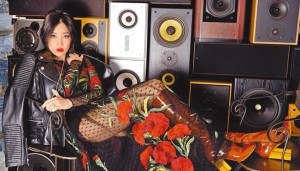 A-Lin今年因湖南衛視《我是歌手3》暴紅，當時她邊宣傳新專輯邊比賽，「過程就像精華液，要在最短時間把自己所有的好呈現出來。」因為如此愛唱，她才克服心魔接下邀約，也讓她出道9年後，嘗到名利雙收的滋味。p1059-a5-07