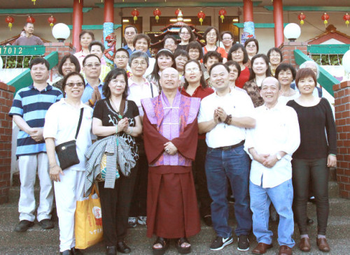 圖為蓮生聖尊與來自芝加哥由醫學教授張強（師尊左手邊）所帶領朝聖的芝城雷藏寺同門合影p1060-01-02