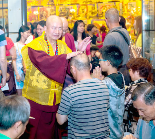 圖為師尊在西雅圖雷藏寺同修後摩頂加持弟子p1060-01-04