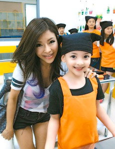 台灣歌手李愛綺(左)的帥兒子常常搶走媽媽的鋒頭。p1060-a5-05