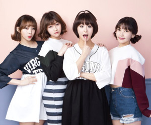 近日，韓國女子組合「七學年一班」攜手bntnews拍攝了一組時尚寫真。成員穿著休閑服尤顯可愛純凈，散發出濃濃的女人味。p1062-a5-01