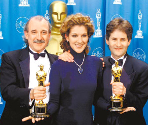 右起詹姆斯霍納、席琳狄翁及威爾詹寧斯於1998年憑《鐵達尼號》主題曲〈愛無止盡〉榮獲奧斯卡，夢幻組合只待追憶。p1062-a8-10