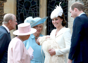 英國女王伊利莎白二世和王儲查理斯夫婦都出席受洗儀式p1064-a1-04a