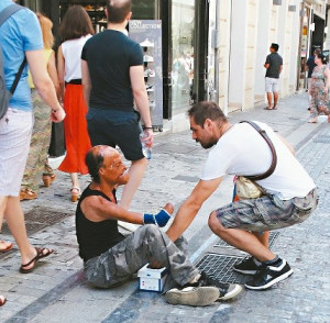雅典市區街道上常看到殘障乞討者p1064-a4-05