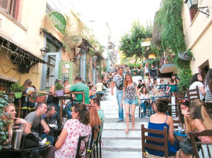 雅典衛城山上餐廳，各國來的觀光客依舊歡樂享受。p1064-a4-06
