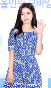 韓國明星金素恩在首爾小公洞樂天酒店出席活動，藍紋的連衣裙清爽可人。p1064-a5-01