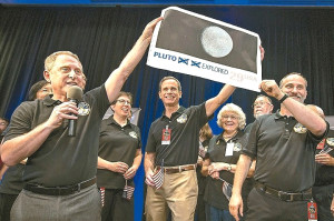 「新地平線」完成探測冥王星的任務後，科學家們歡呼慶祝。p1065-a4-12
