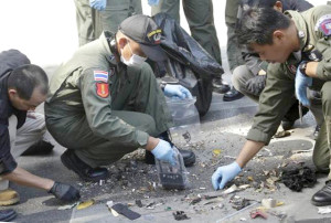 泰國警方在爆炸現場進行搜索p1070-a1-11