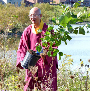 圖為蓮雄上師手拿要種植的樹p1079-14-03