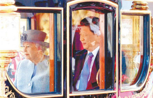 中國國家主席習近平（右）與英女王伊莉莎白二世（左）乘坐象徵最高禮遇的皇家金馬車，赴白金漢宮共進午宴。p1079-a4-01