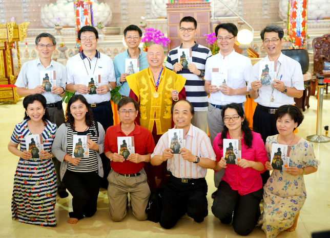 圖為蓮生聖尊與真佛宗博士教授團在台灣雷藏寺合照，後排左二為教授王醴博士p1080-07-01