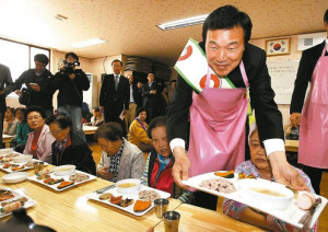 圖為南韓候選人到老人院端餐拉票p1081-a4-04