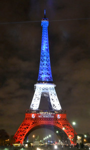 巴黎鐵塔換上紅白藍光，並投影巴黎「船永不沉」的銘言，以示遭恐怖攻擊後更堅強。p1083-a1-10