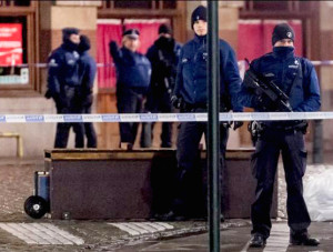 比利時警方在街上荷槍實彈找嫌犯p1084-a1-10