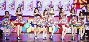 南韓人氣團體少女時代日前在首爾舉辦「Phantasia」演唱會，此次演唱會帶來26首歌曲，加上solo的部分換了10套造型。舞台設計充分利用巨型銀幕變化融入表演中，巧妙呼應每個轉場影片，毫無冷場。p1084-a5-06