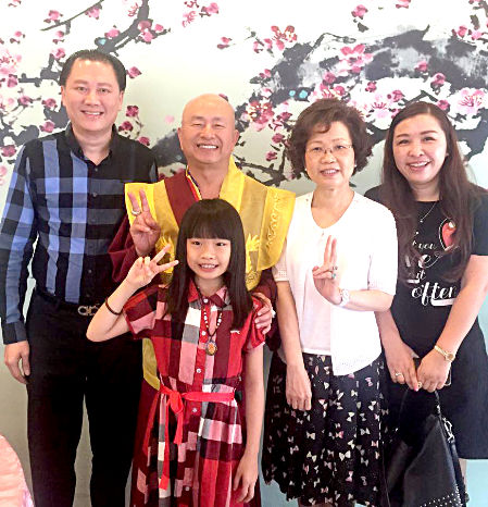 圖為圖左起李琪的父親拿督李海安先生、師尊、師母、拿汀李菁女士與李琪（前）等合影p1086-16-04