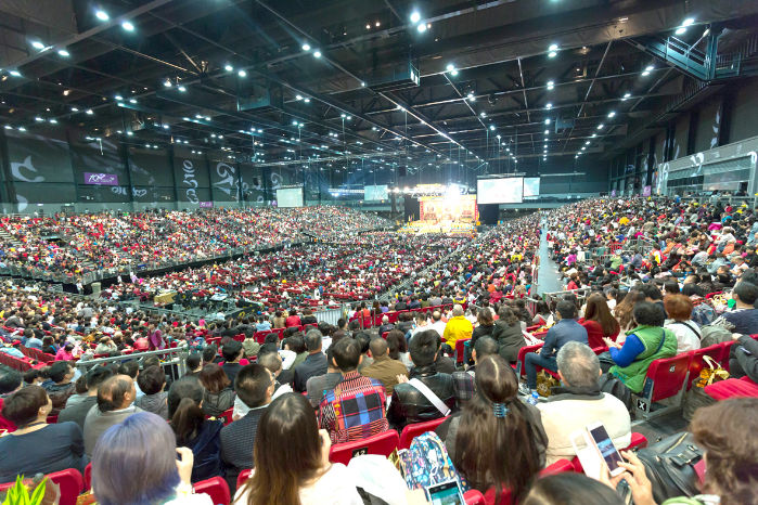 圖為三萬佛子遍佈會場各廳，座無虛席p1087-01-03