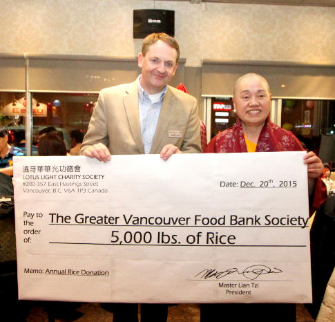圖為蓮慈上師代表溫哥華華光功德會捐贈五千磅白米給食物銀行p1088-13-05