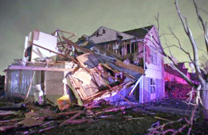 羅雷特市民宅被龍捲風摧殘嚴重受損倒塌p1089-a1-06