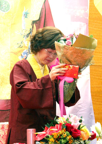 圖為師母將弟子敬獻的鮮花供養佛菩薩p1090-02-08