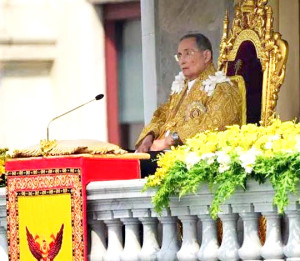 泰國蒲美蓬國王擁有世界上最大一顆545克拉專門為他訂做的金色鑽石，價值在1.2億美金左右。p1090-a4-01b