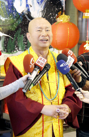圖為蓮生法王接受電視媒體記者的聯訪p1091-01-03A