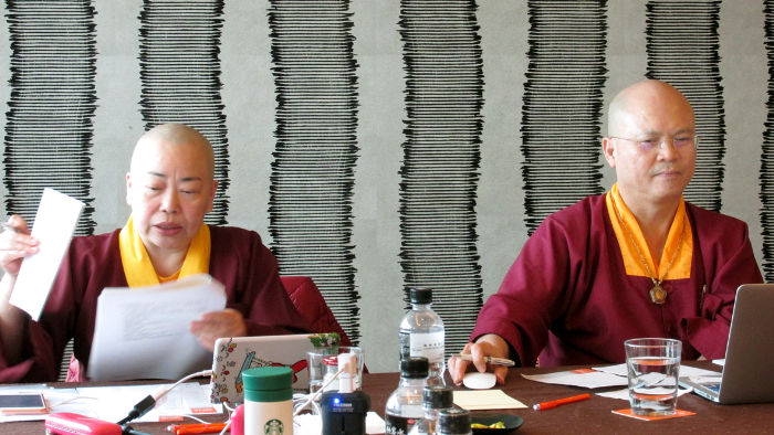 圖為蓮寧上師擔任會議主席(右)、秘書處長蓮潔金剛上師(左)p1092-12-04