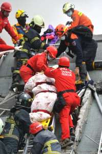 救難人員協力運送傷患p1095-a1-08