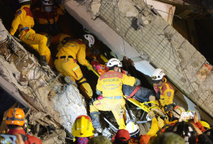 救難人員想盡辦法 將傷者救出p1095-a1-09