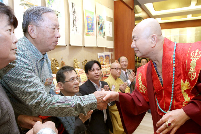 圖為師尊與昔日長官莊銘石先生握手p1096-05-03