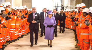 伊麗莎白二世女王與倫敦市長等官員參觀仍在施工的鐵路。p1097-a1-08