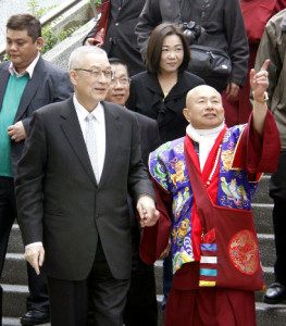 圖為恭候吳副總統之際，雷藏寺上空再現雄鷹盤旋飛翔，法王表示，雄鷹帶給所有的人一種福分和幸福p1098-01-08