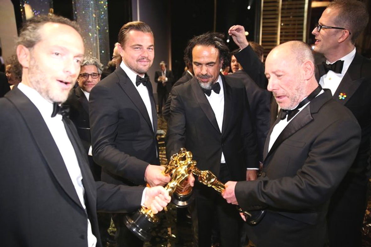 第88屆奧斯卡金像獎頒獎典禮收視人口僅3400餘萬，李奧納多狄卡皮歐（左二）終獲奧斯卡的噱頭，無法挽救頒獎典禮收視。圖為得獎人拿著小金人合影。p1098-a3-01