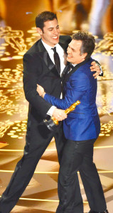 《驚爆焦點》編劇喬許辛格（左）拿到最佳影片大獎，與馬克魯法洛在台上熱烈擁抱p1098-a8-10