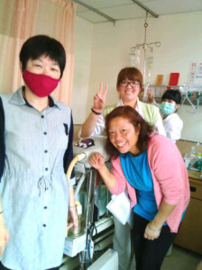 圖為作者（左）在醫院與印尼看護阿咪（右前），及勞苦功高的護理師合影p1100-12-04