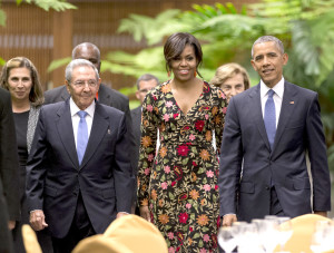 美國總統歐巴馬（右）日前與古巴總統勞爾．卡斯楚（左）會談，並舉行聯合記者會。圖為歐巴馬伉儷與古巴總統同行。p1101-a2-01A