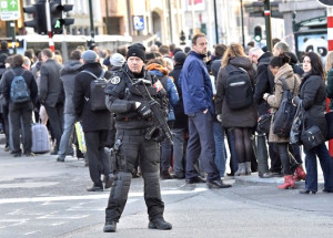 警察時時警戒 恐攻之後，布魯塞爾街頭隨處可見荷槍實彈的員警。p1101-a4-01