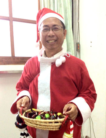 圖為聖誕節游江成博士打扮成聖誕老人p1102-12-03
