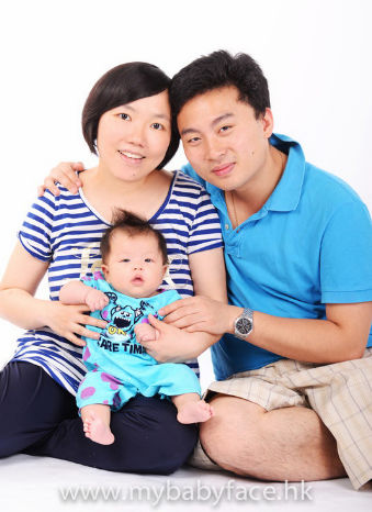 圖為圖為梁超凡博士(左)幸福甜蜜的全家福p1103-06-03