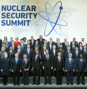 各國領袖日前在美國華府核子安全峰會上合影p1103-a4-01