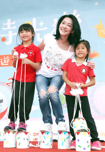 台灣兒福聯盟日前在國父紀念館舉辦「童趣時光機」兒童節親子園遊會，藝人小S（徐熙娣）（中）出席擔任愛心大使，與小朋友踩高蹺同樂。p1103-a6-01