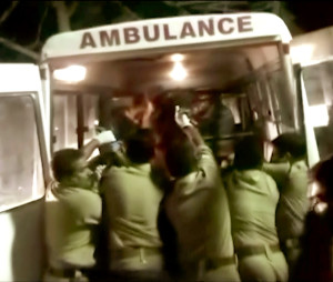 救難人員急著將傷者送上救護車p1104-a1-08