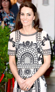 凱特王妃穿著微透視刺繡圖騰的禮服相當端莊典雅p1104-a1-14