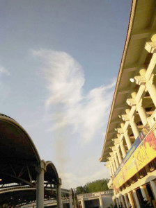圖為台灣雷藏寺天空呈現「孔雀飛翔祥雲」p1105-01-02C