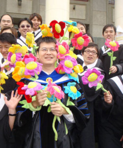 圖為顧皓翔副教授（最前者）參加學生的畢業典禮，自己也像個大孩子般，被學生簇擁在其中p1105-11-03